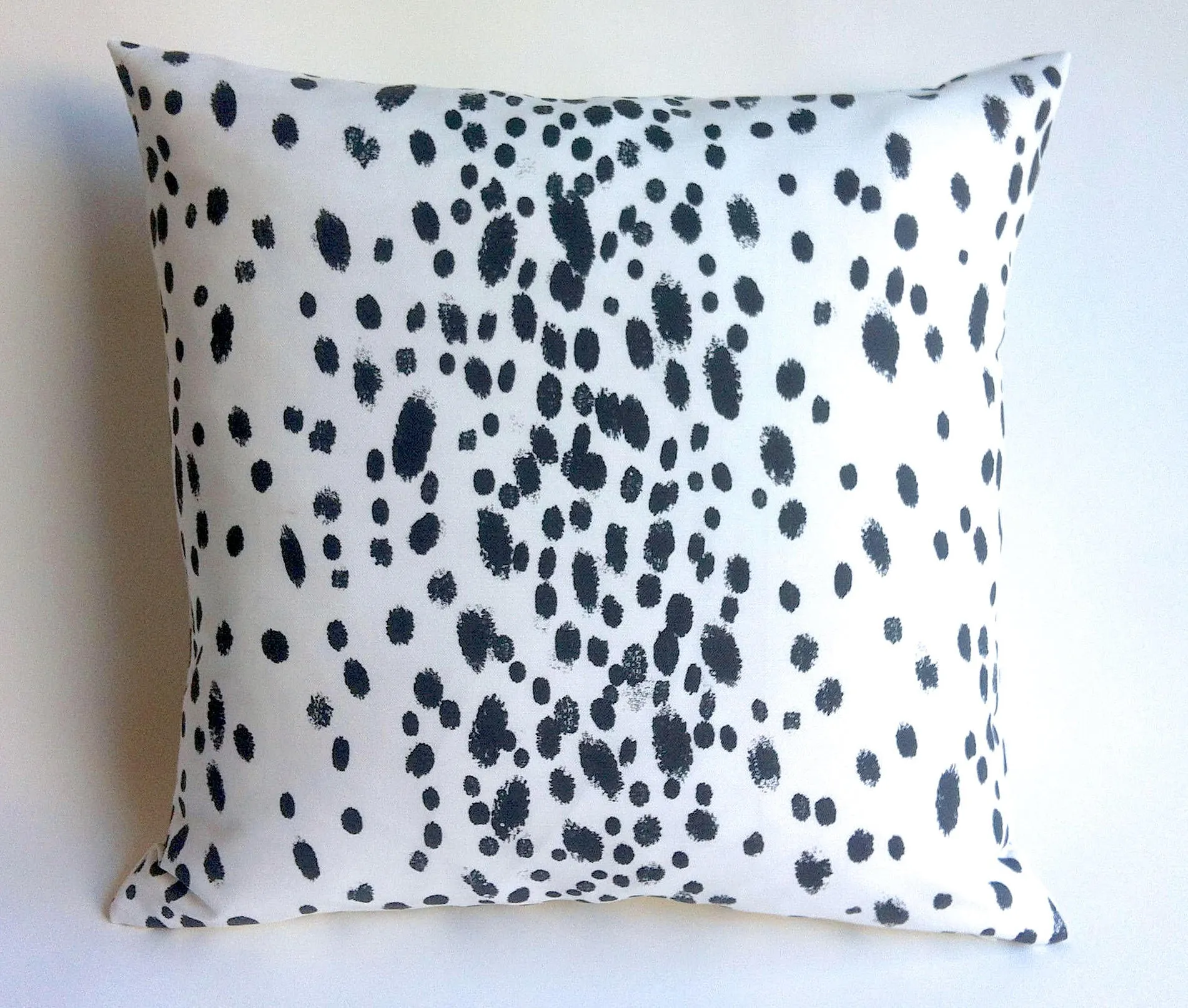 Carly: Les Touches Style Modern Dotted Pillow Cover